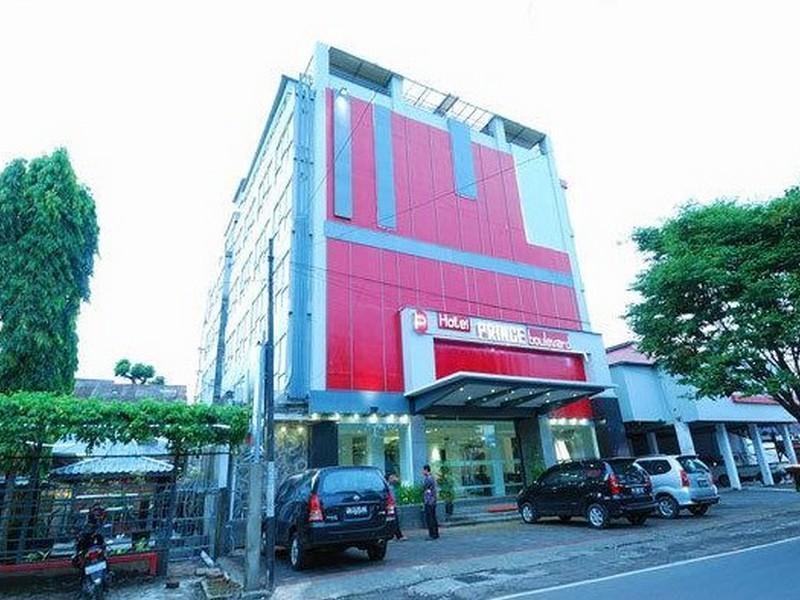 Oyo 1318 Hotel Prince Boulevard Manado Exterior photo