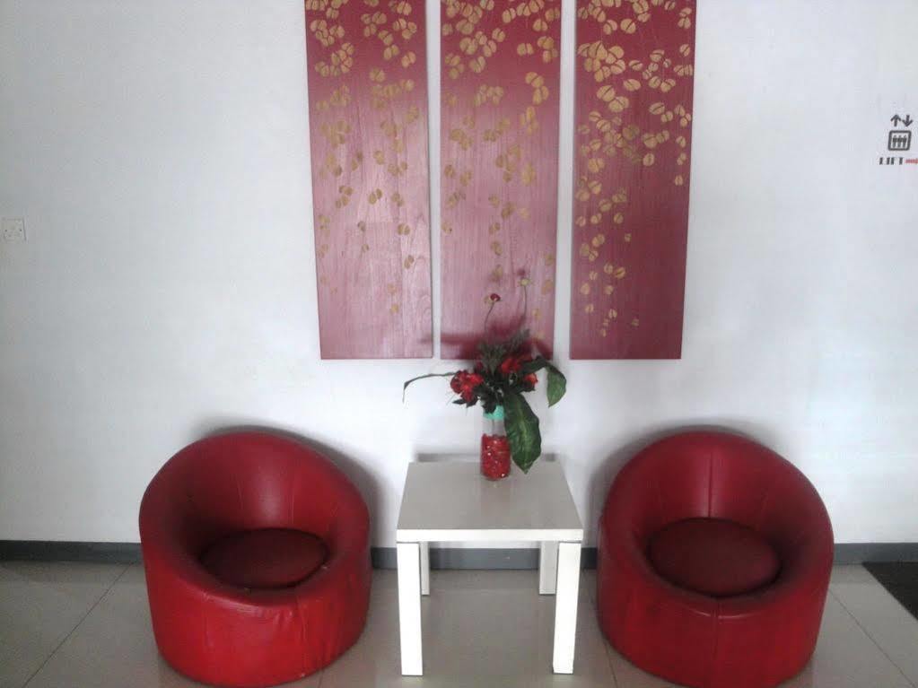 Oyo 1318 Hotel Prince Boulevard Manado Exterior photo