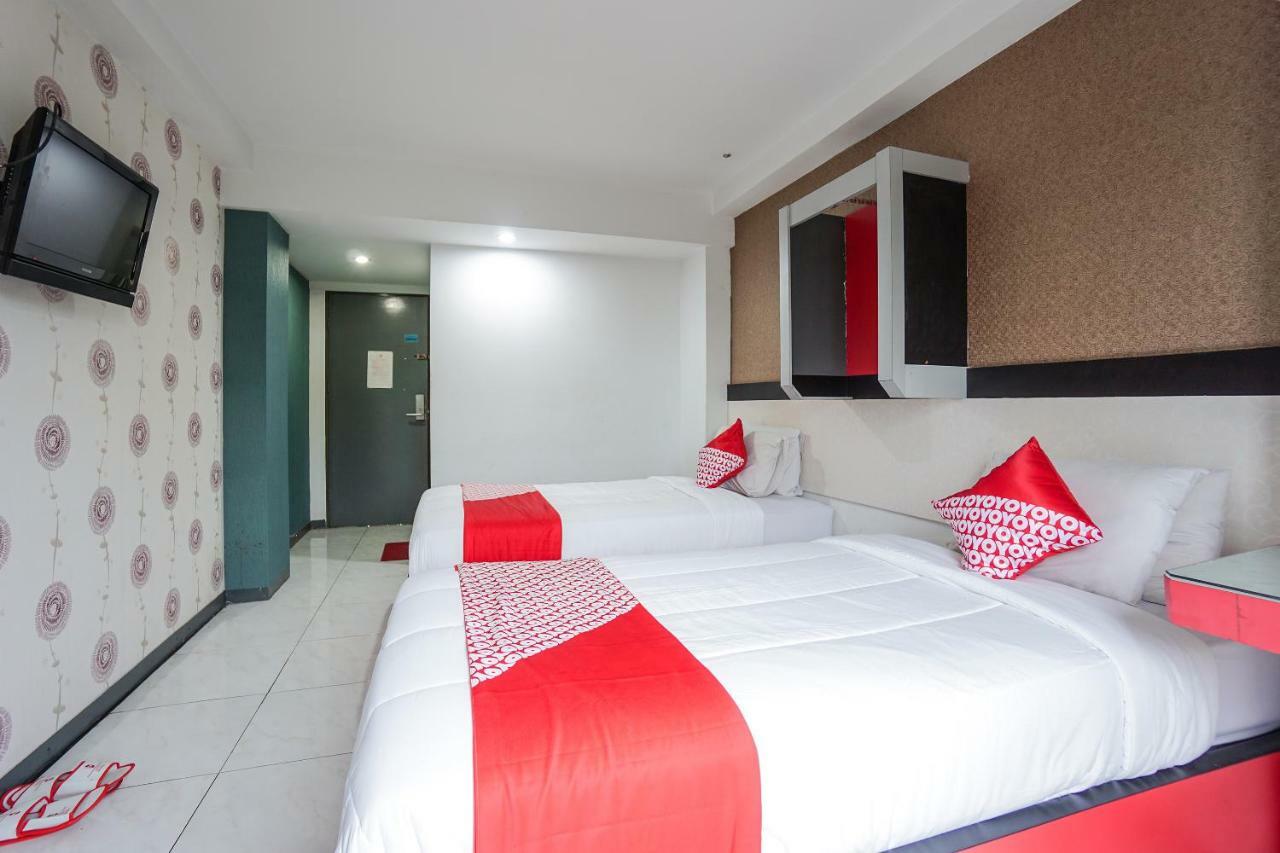 Oyo 1318 Hotel Prince Boulevard Manado Exterior photo