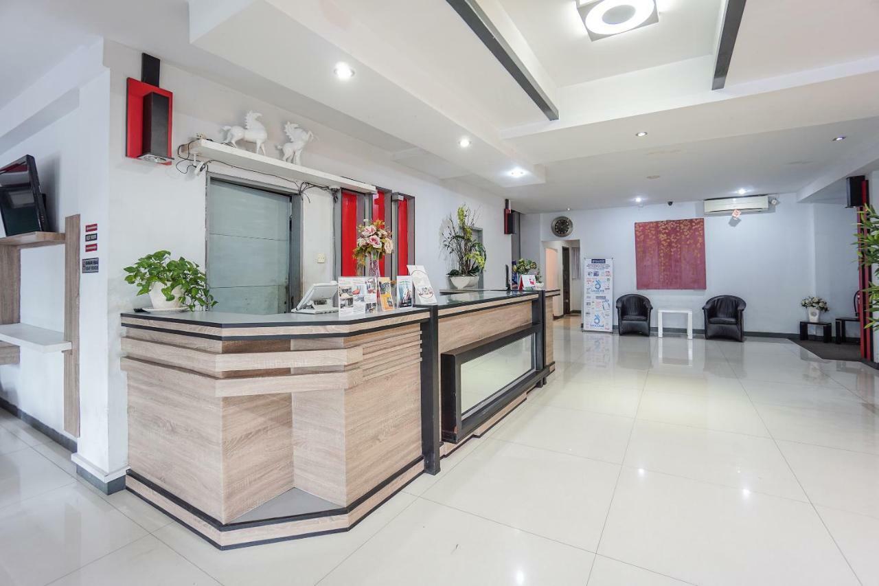 Oyo 1318 Hotel Prince Boulevard Manado Exterior photo
